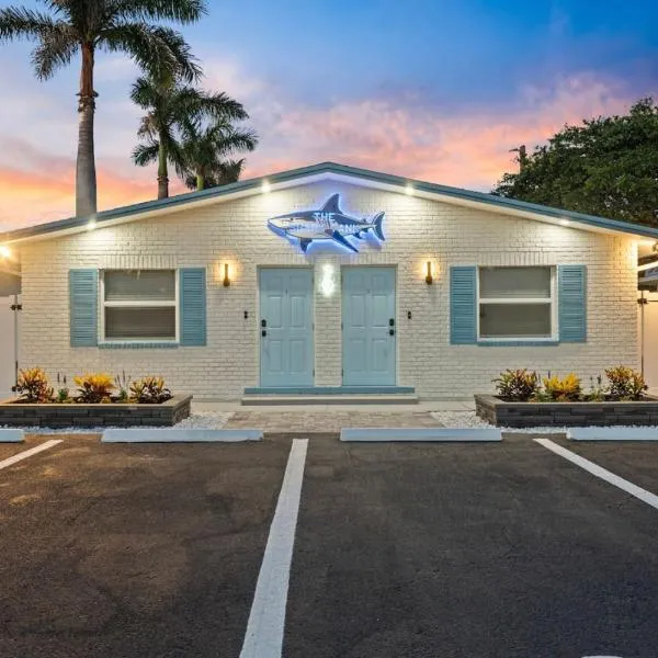 Shark Tank Cocoa Beach - 2 Connected Units - Steps to Beach - Walkable to Dining, Bars and Shops, hotel u gradu Kokoa Bič