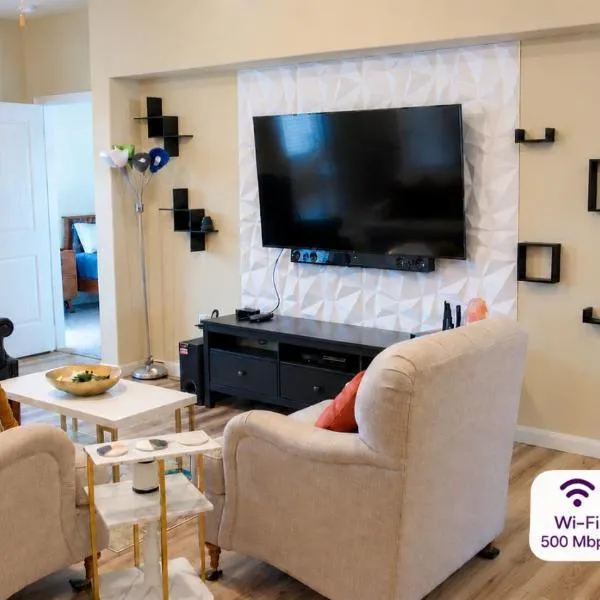 Stylish 3 Bedroom retreat near Downtown and Outlet, готель у місті Кайл