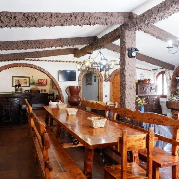CASA TURÍSTICA Villa Carmen, CON AMPLIO JARDIN QUE INCLUYE BARBACOA, 2 PORCHES, PARKING PRIVADO Y PISCINA, hotel en Arenzana de Abajo