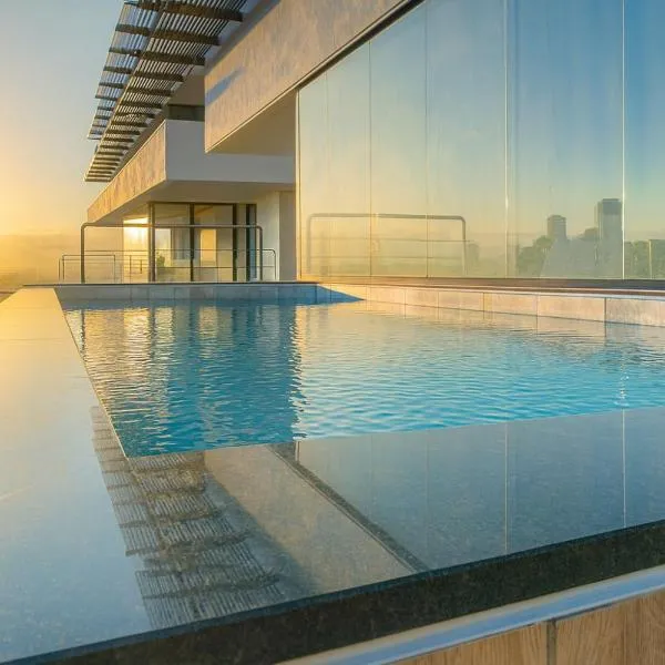 Modern Apartment in Arroyo Hondo with Pool Gym and Balcony, hotel em Santo Domingo