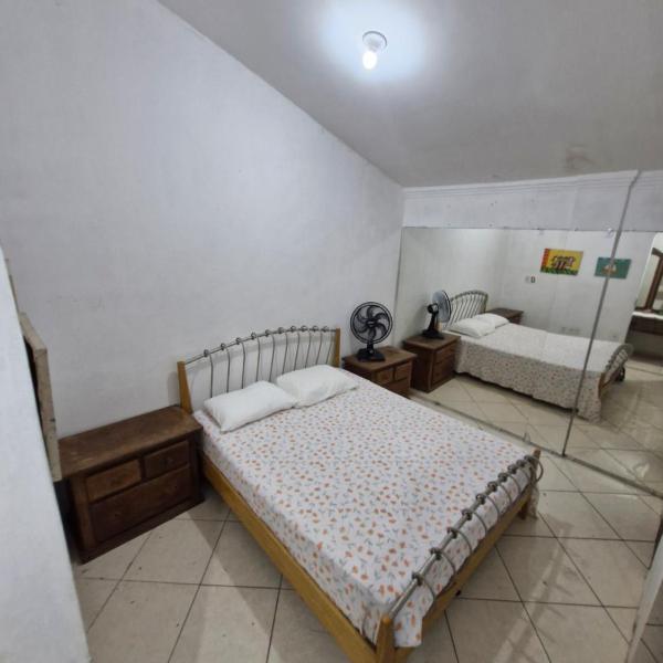 One bedroom for two people with a fan - Foto 5