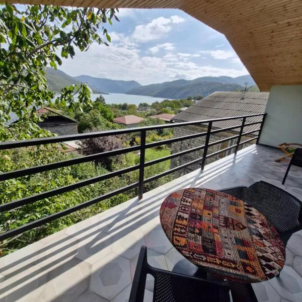 Stunning view Ananuri -guest house, ξενοδοχείο σε Ananuri