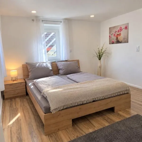 Ferienwohnung zur Fröhlichkeit mit 2 Schlafzimmern & Wallbox, ξενοδοχείο σε Oberaltertheim