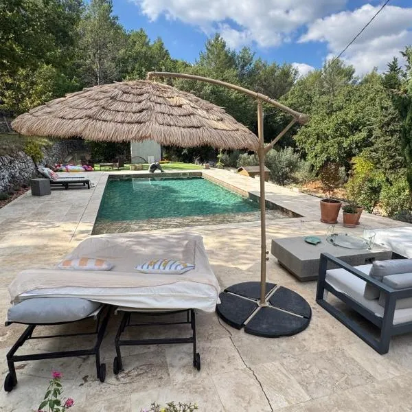 suite romantique jacuzzi & piscine privée en pleine forêt, hotel v mestu Saint-Zacharie