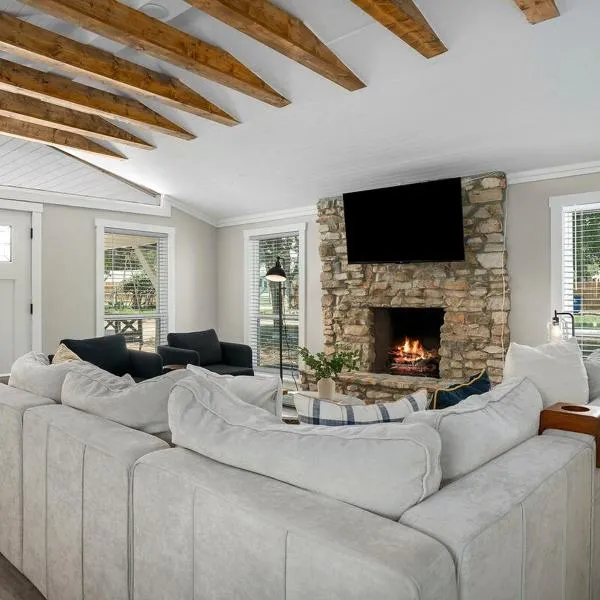 Hummingbird Haus - Sleeps 12 Cowboy Pool Firepit, hotell i Fredericksburg