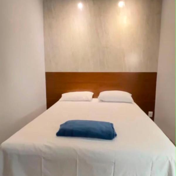 Studio 1 quarto, garagem fechada individual, ar condicionado novo, cama de casal grande enxoval branco, em Sorriso