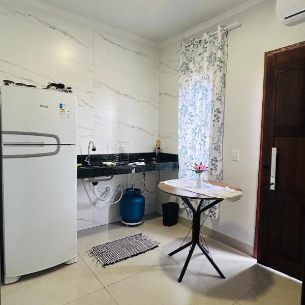 Studio 1 quarto, garagem fechada individual, ar condicionado novo, cama de casal grande enxoval branco, em Sorriso - Foto 4
