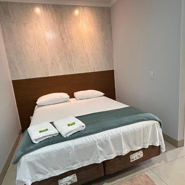 Studio 1 quarto, garagem fechada individual, ar condicionado novo, cama de casal grande enxoval branco, em Sorriso - Foto 2