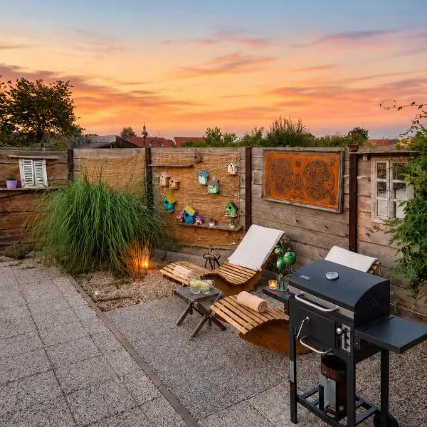 Mobile Home Cabana with HotTub&Sauna โรงแรมในSpodnja Polskava