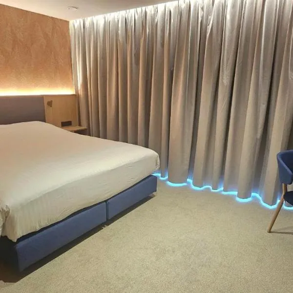 Viesnīca Hotel Les 3 Cles pilsētā Žemblū