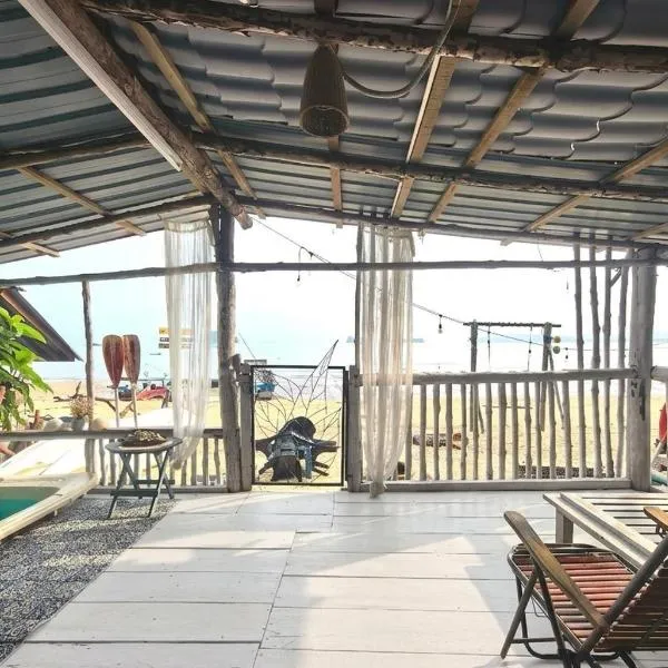 Aura Bluewave Beach House and Mini Beach Cafe, ξενοδοχείο σε Tanjung Rhu 