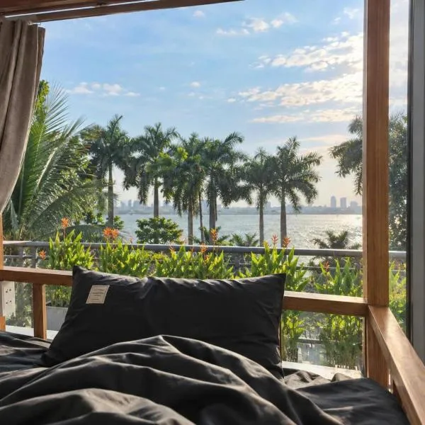 Urban Nest Hostel West Lake Sunset View and Pool, hotel a Hanoi