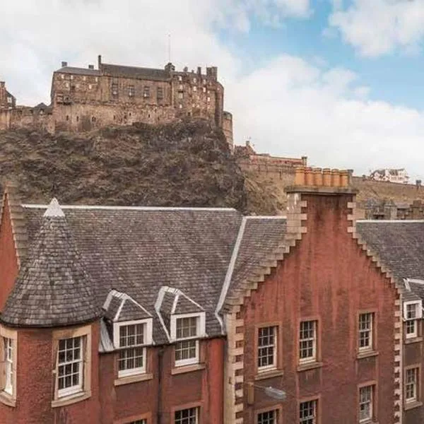 Old Town 1BR Flat with Edinburgh Castle Views, hotel in Edinburgh