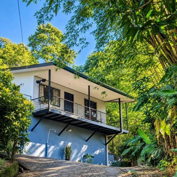 Casa Emma Quepos، فندق في كيبوس