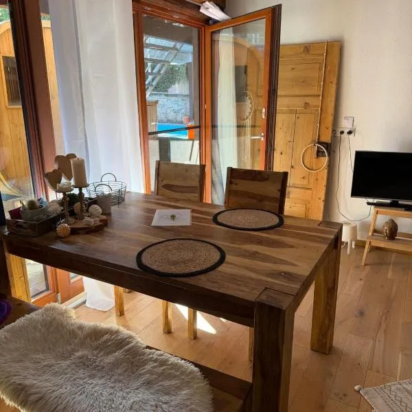 Einzimmerapartment mit Fass Sauna (und Pool) โรงแรมในFränkisch-Crumbach