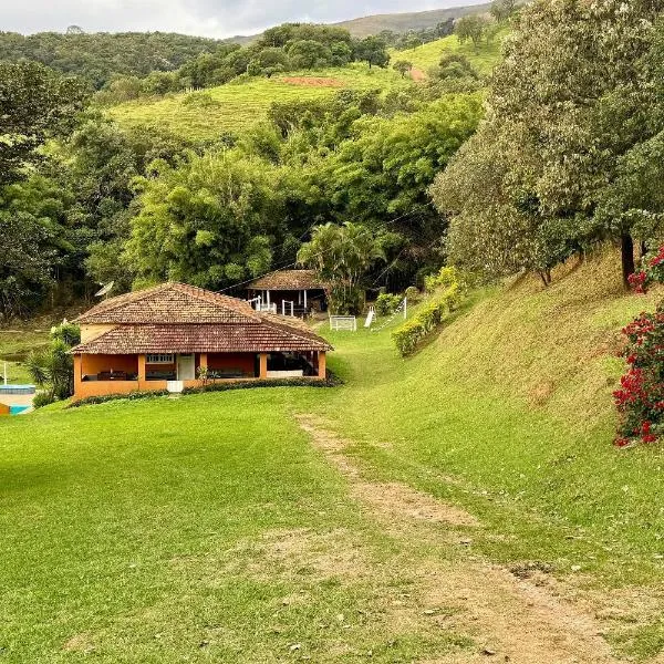 Fazenda com cachoeira e piscina para 20 hóspedes, מלון בברומדיניו
