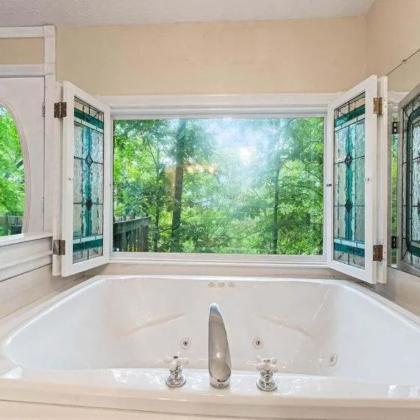 Ozark Spring Cabin Rock Bluff 03 King Bed Spa Tub, hotel di Eureka Springs