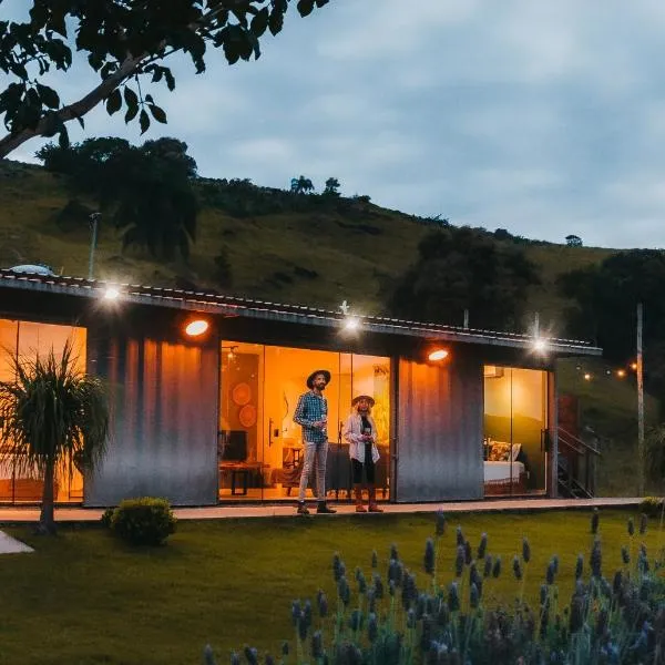 Casa Container com SPA e linda vista para a Serra da Mantiqueira, hotel i Bueno Brandão