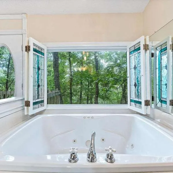 Ozark Spring Cabin 06 Spring Haven King Spa Tub, hotel di Eureka Springs