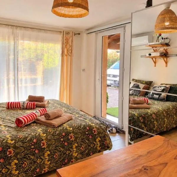 Suite charme, kitchenette, spa & piscine privés, hotel in Le Cannet-des-Maures