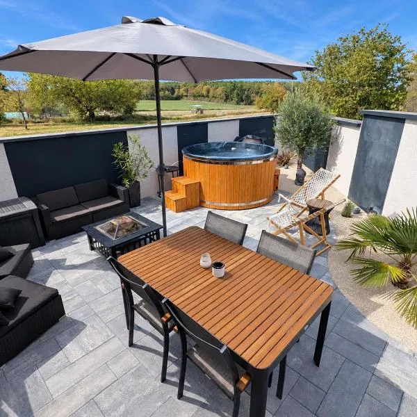 Tiny house climatisé et bain nordique privatif: Saint-Loup-Nantouard şehrinde bir otel