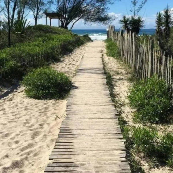 Casa a 30 m da Praia da Ferrugem - 2 Vagas, hotel a Garopaba