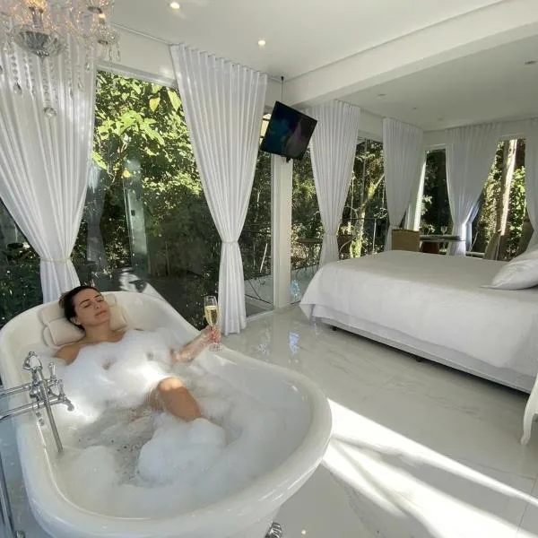 Loft Vidro Vitoriano em Condomínio Rota do Vinho São Roque โรงแรมในเซาฮอเก