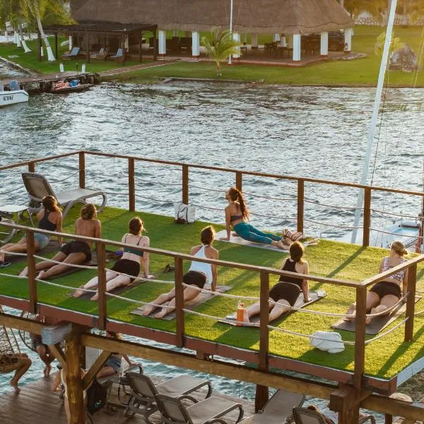 The Yak Lake House Hostal Bacalar - Front Lagoon, hotel u gradu Bakalar