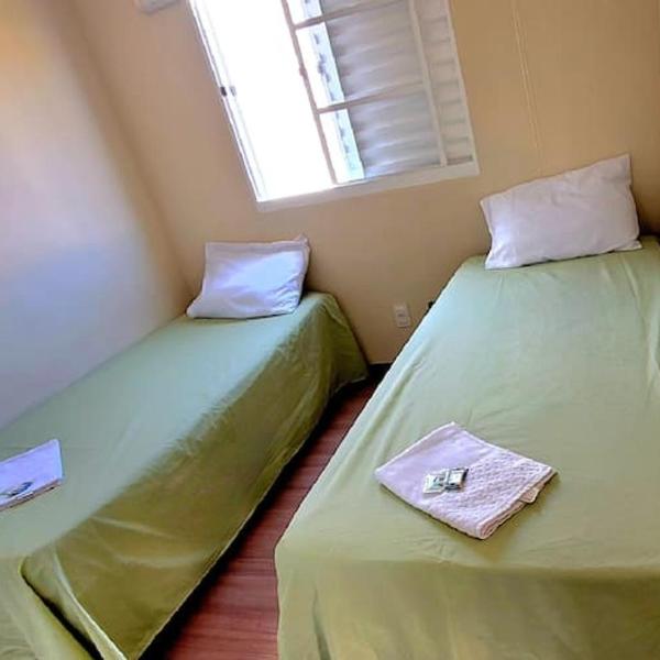 Apartamento aconchegante 2 Quartos para 6 hóspedes com estacionamento gratuito Fazemos parcerias com empresas - Foto 2