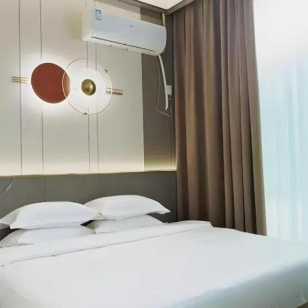 Shell Hotel Nanyang High-Speed Railway Station Jiangying Airport Huayaocheng: Qiliyuan şehrinde bir otel