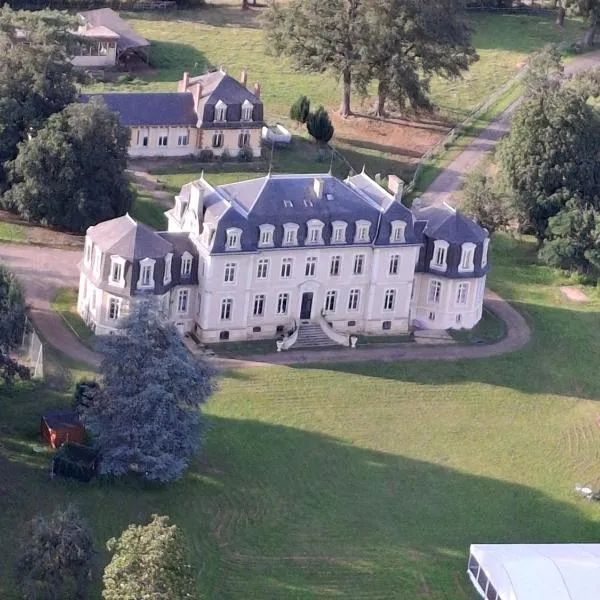 Chambre des Roses - Château de la Bouchatte, hotel a Chazemais