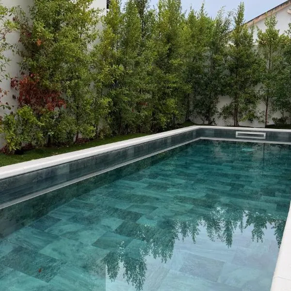 Villa Emerald Pool Luxury Oeiras Lisbon Cascais, hotelli kohteessa Oeiras