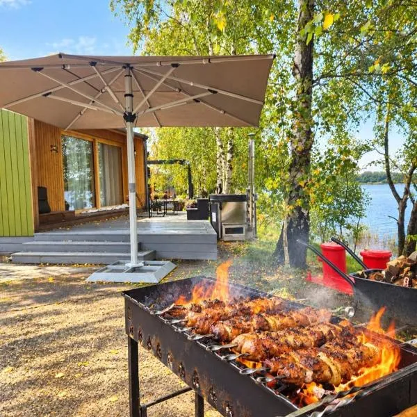 Piestātne Riverside Cabins with Sauna, Hot Tub & Private Pier, hotel em Katlakalns