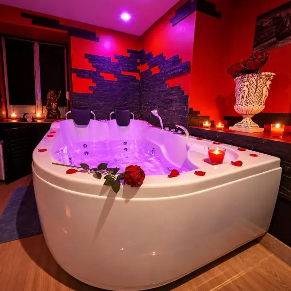 "La Chambre Obscure" Loveroom jacuzzi privatif, Hotel in Saint-Amarin