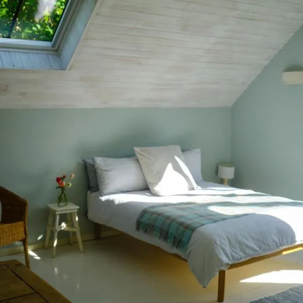 Bright, airy Annex in village with stunning views, hotel v destinácii Stroud