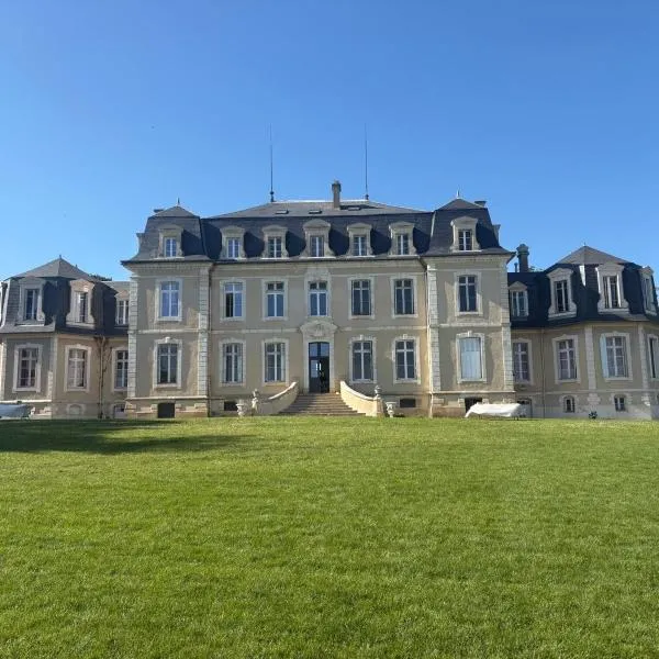 Gîte Campagnard - Château de la Bouchatte, Hotel in Chazemais
