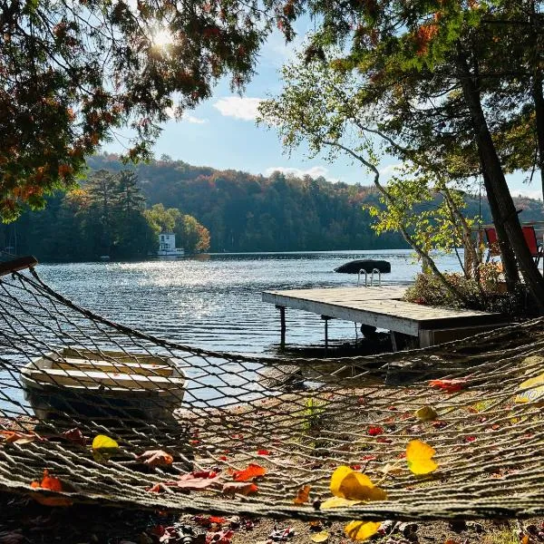 Serendipity Hideaway -Fall Foliage Lakefront Gem - Cozy Fireplace & Firewood Included - Rated 10 on 100, hotel sa Chertsey