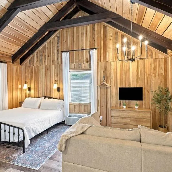 Cozy Creekside Cabin Near Waterfalls, Hiking, Fire Pit, hotel sa Smithville