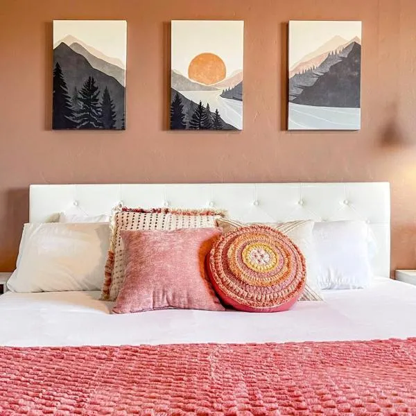 Boho-Luxe Studio | Pink Accents + Mountain Calm, hotel en Boise