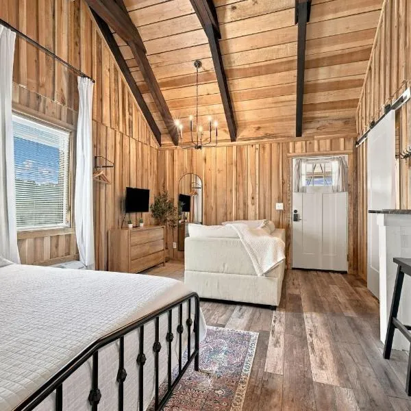 Peaceful Creekside Tiny Cabin, Family Adventure Near Waterfalls, ξενοδοχείο σε Smithville