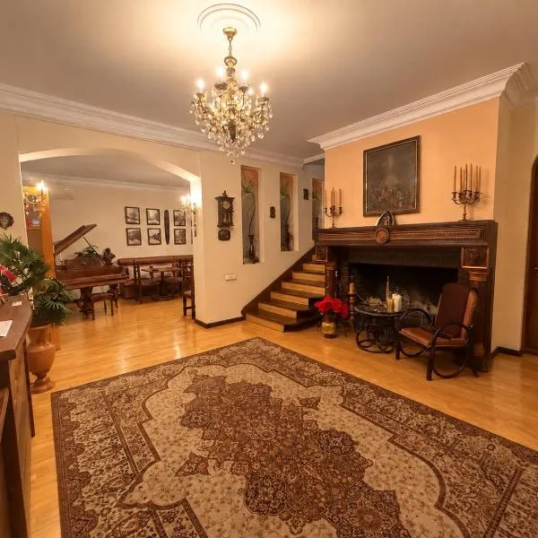 Hin Yerevantsi Hotel, hotel en Ereván