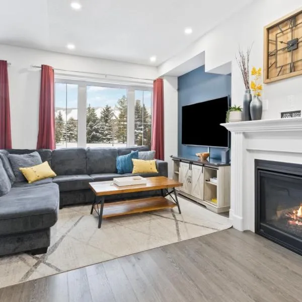 Modern Home w Sauna, Pool Table, Games, Mtn View by Property Valet, hotelli kohteessa Collingwood