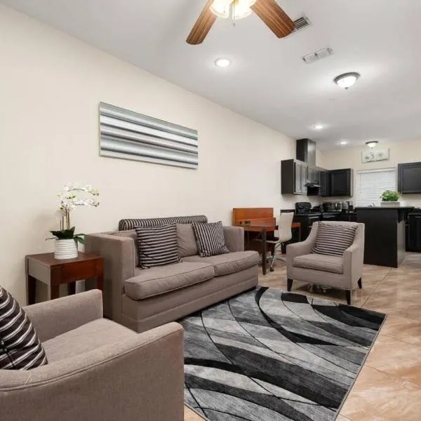 Nest at Hummingbird 3 w King bed free parking Patio، فندق في فار