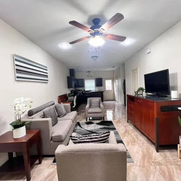 Nest at Hummingbird 3 w King bed free parking Patio, hotel v mestu Pharr