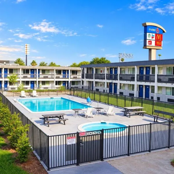 Motel 6-Claremont, CA, hótel í Claremont