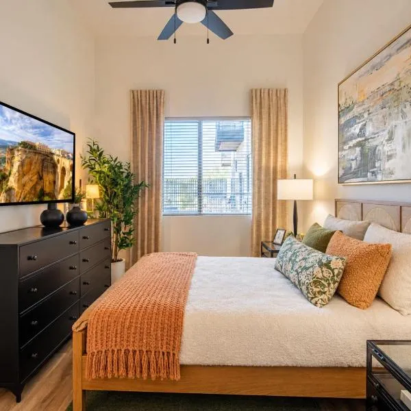 Golf & Sun Getaway Rooftop Deck Heated Pool, hotel din Scottsdale