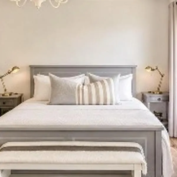 Stunning bedroom overlooking the Charente, hotel Bourg-Charente városában