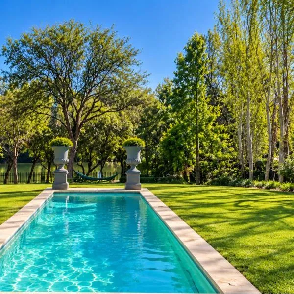 Riverfront Golf Estate House, viešbutis mieste Pareisas