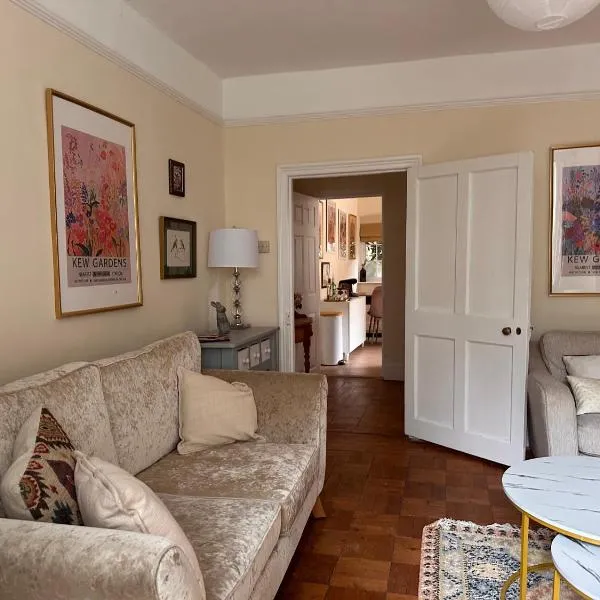 Fossils, Beaches and Cosy nights at Langmoor Manor - exclusive use 2 bed cottage, sleeps 4, hotel em Charmouth