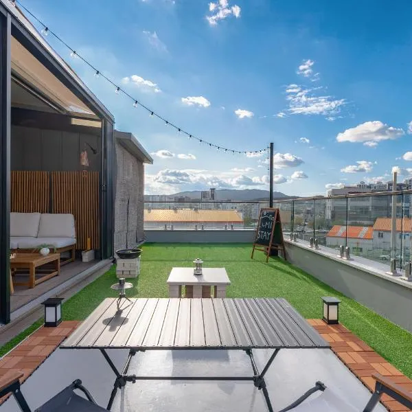 Entire Home, Private Rooftop, Elevator, Free Parking, Convenience Store 2 min, Supermarket 4 min, Daiso 8 min, hotel v mestu Gyeongju